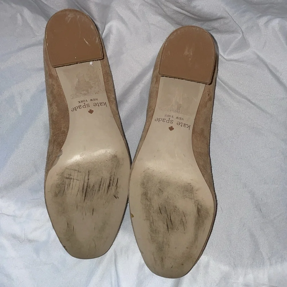 Kate Spade New York Lorin Beige Suede Leather Pump Shoe Gold Bow size 8.5